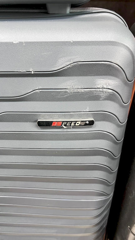 گوشه سمت راست خط و خش دارد